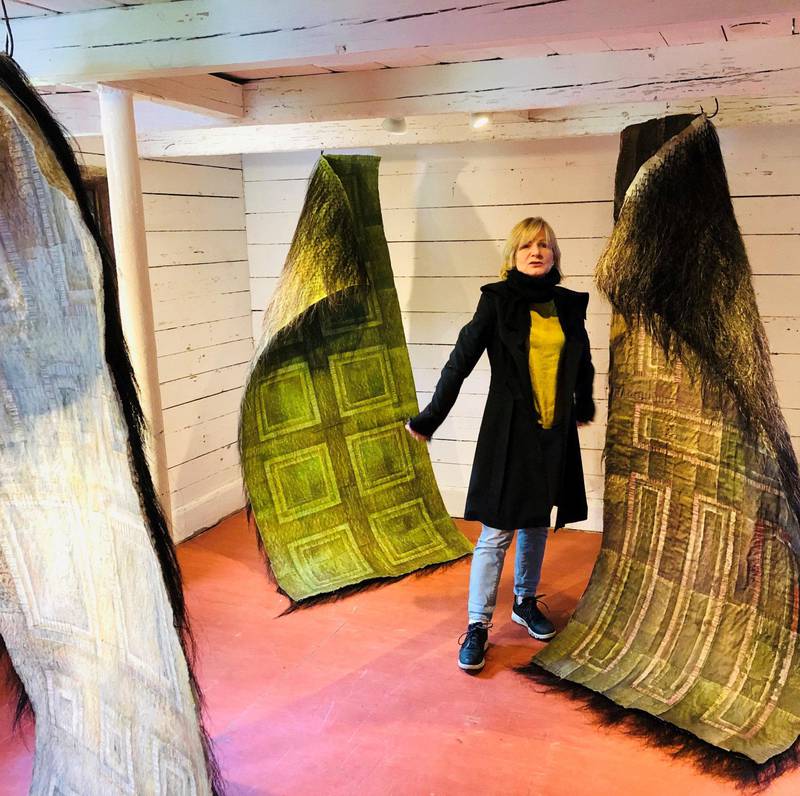Tekstilkunstner Aslaug M. Juliussen har tatt utgangspunkt i gamle dører i sine verk bestående av skinn og hestehår på tømmerloven på Nyfossum.