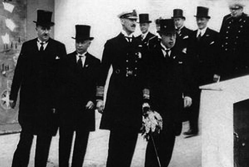 Kong Haakon VII, borgermester Arne Magnussen (t.v.) og ordfører Nils Gjerseth.
