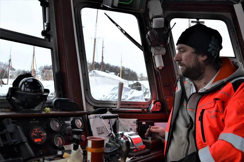 Opp elva kommuniserer Lars Roar Railo via VHF-båndet med sjøtrafikksentralen i Horten. Sentralen overvåker og regulerer døgnkontinuerlig også i skipstrafikken i Glomma.