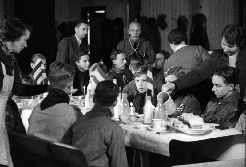 Verden Rundt var Norges første lydfilmavis og ble spilt på Paladsteateret kino på Karl Johan årene 1930- 1941, først ukentlig, men etter hvert hver dag. I 1938 var danske speidere som smakte på Oslofrokosten en av nyhetsfilmene.