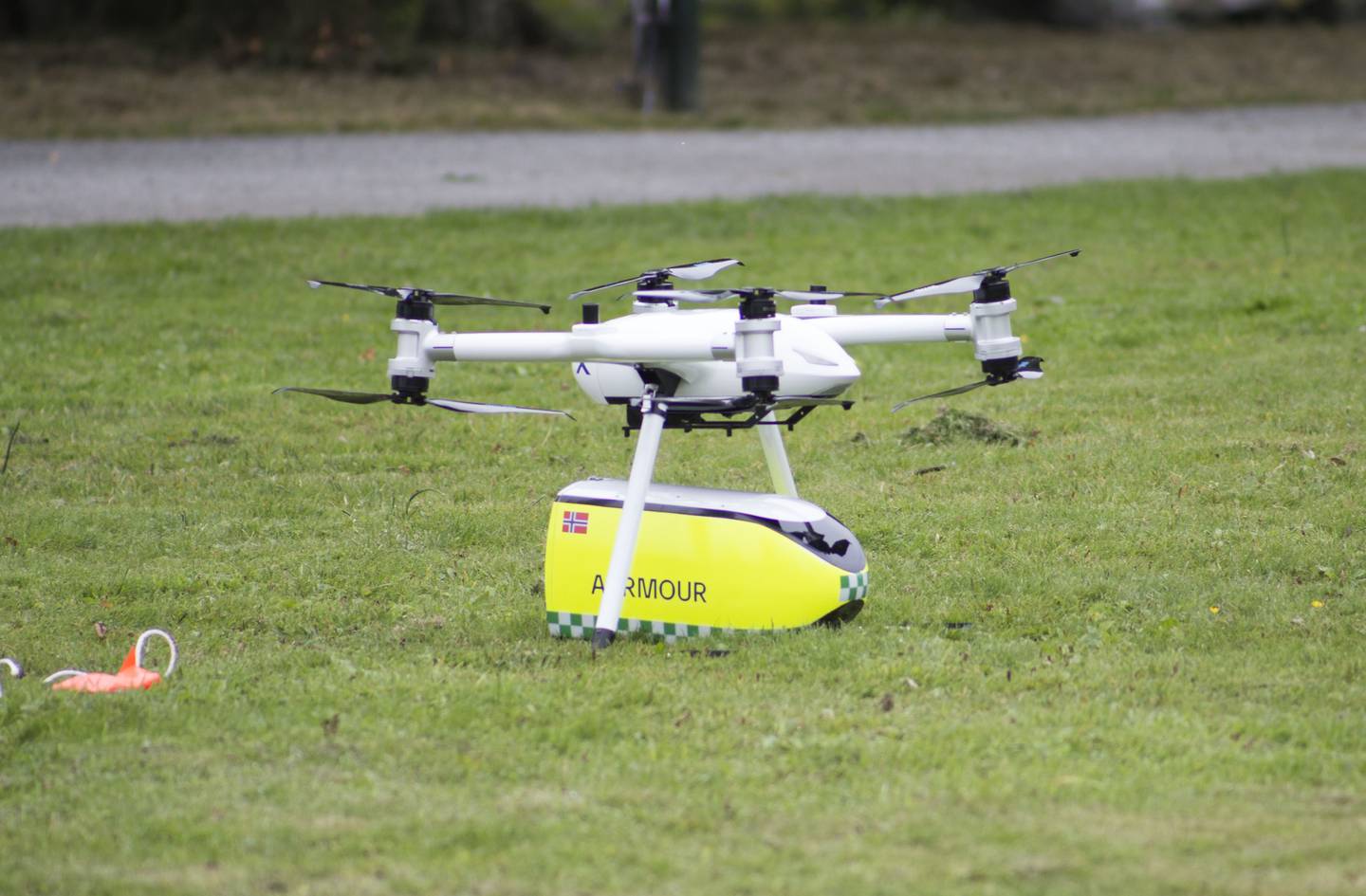 Denne dronen kan frakte medisinsk utstyr til en nødssituasjon, som for eksempel en hjertestarter.