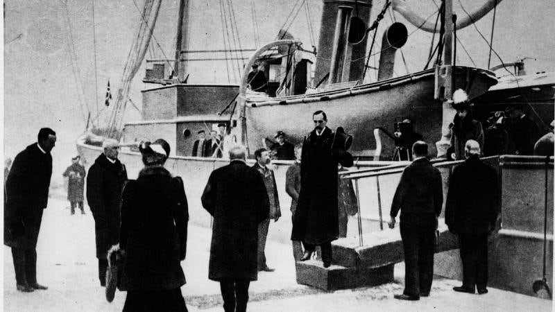 Oslo/Kristiania 25. november 1905: Kong Haakon VII kommer til Norge med skipet Heimdal, som norsk konge, og blir tatt imot på kaien av norske politikere. FOTO: NTB SCANPIX