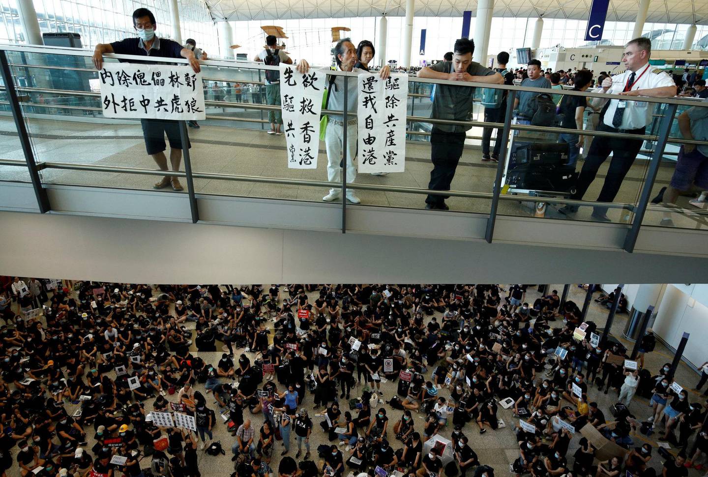fLYPLASS: Det er ingen opptøyer, bara tyranni! ropet mange av demonstrantene på flyplassen. (NTB SCANPIX)