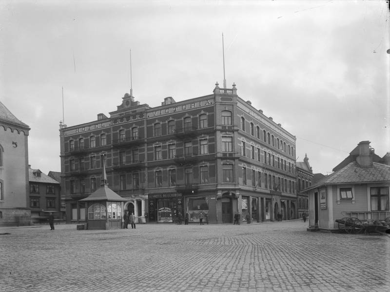 Aviskiosk midt på bildet foran hotellet. Hotellet stod ferdig bygget i 1900. Tegnet av murmester Johan Gustav Nielsen (1842-1911)