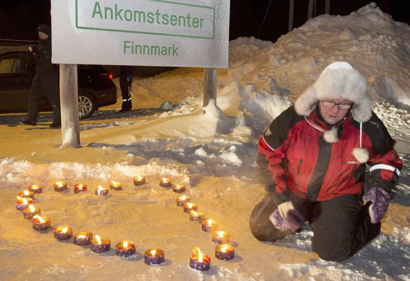 Edel Holmgren tenner lys i hjerteform i solidaritet med asylsøkere i Ankomstsenter Finnmark som blir returnert til Russland uten å få sin sak vurdert. FOTO: JAN-MORTEN BJØRNBAKK/NTB SCANPIX