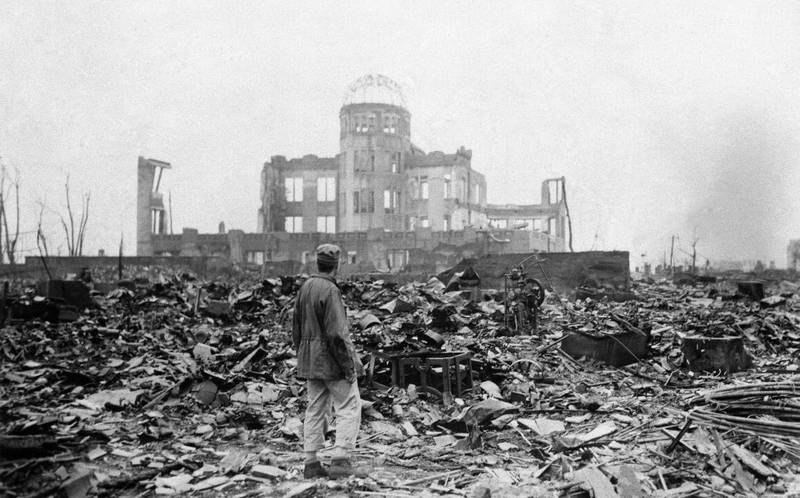 ATOMVÅPENforbud: Målet er at ingen noensinne skal måtte oppleve det disse ofrene har gjennomgått, skriver Anne Marte Skaland. Bildet er fra Hiroshima en måned etter atombomben ble sluppet over byen. FOTO: STANLEY TROUTMAN/NTB SCANPIX