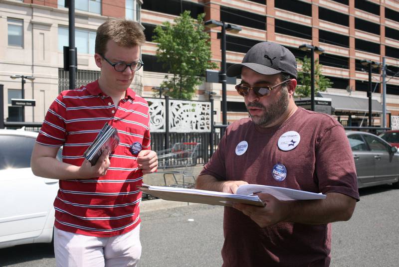 John Gesnin (37) (til venstre) har funnet sitt kall som politisk aktivist. Han vil føre Bernie Sanders politiske revolusjon videre på lokalnivå. Her sammen med frivillig Jacob Danz. 