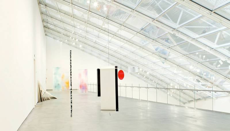 Camilla Løw (foran) og Aurora Passero (bakerst) kompletterer hverandre i en utstilling som viser hvor stort spenn som finnes innenfor abstraksjonen. 
ALLE FOTO: MARIUS MOLDVÆR/ASTRUP FEARNLEY MUSEET