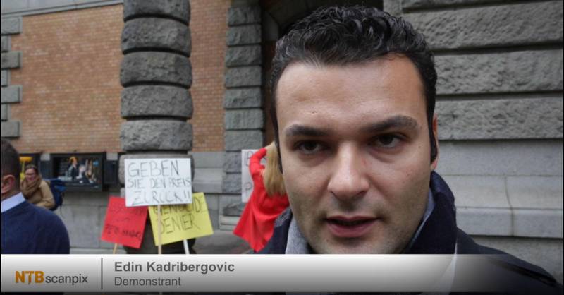 Fra NTB Scanpix' videointervju med Edin Kadribegovic utenfor Nationaltheatret under demonstrasjonen mot Peter Handke.