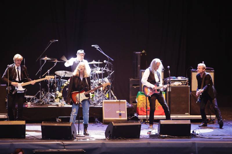 Patti Smith og gitarist Lenny Kaye inviterte Jo Nesbø på scenen på Norwegian Wood 2015. FOTO: MODE STEINKJER