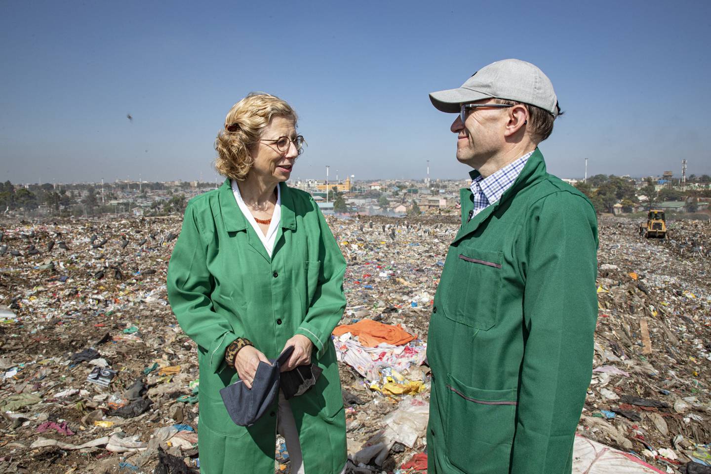 Under FNs femte miljøforsamling i Nairobi fikk klima- og miljøminister Espen Barth Eide (Ap), som var president for møtet, også tid til å besøke søppelfyllingen i Dandora sammen med sjefen for FNs miljøprogram (UNEP), danske Inger Andersen.