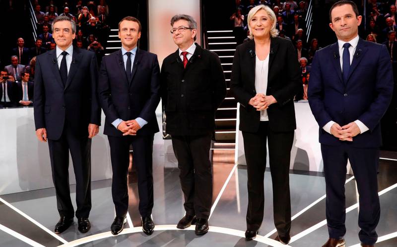 De første fire av disse kniver om å gå videre etter valget i morgen; François Fillon, Emmanuel Macron, Jean-Luc Mélenchon og Marine Le Pen. Sosialistenes kandidat Benoît Hamon, helt til venstre, levnes ingen sjanse til å gå videre.
