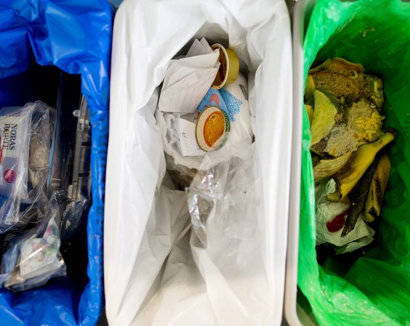 Mat som er for gammel, eller som barna har kastet på gulvet, havner i søpla hos Dalen. FOTO: VEGARD WIVESTAD GRØTT/NTB SCANPIX