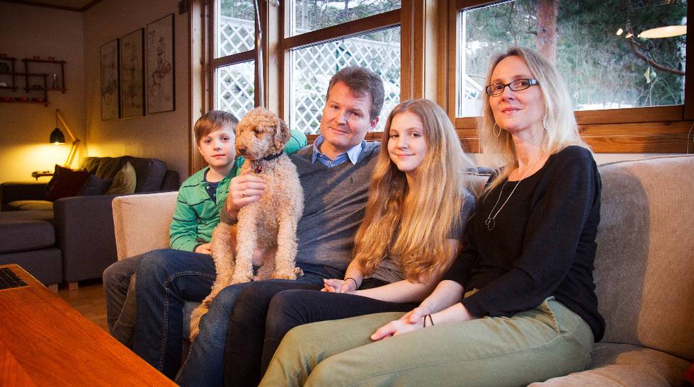  – Ideen om å søke familiegjenforening føles absurd, sier Joanna Lea Gulbrandsen, her sammen med datteren Ellinora (13), ektemannen Nils, hunden Herbie og sønnen August (10). FOTO: ARNE OVE BERGO