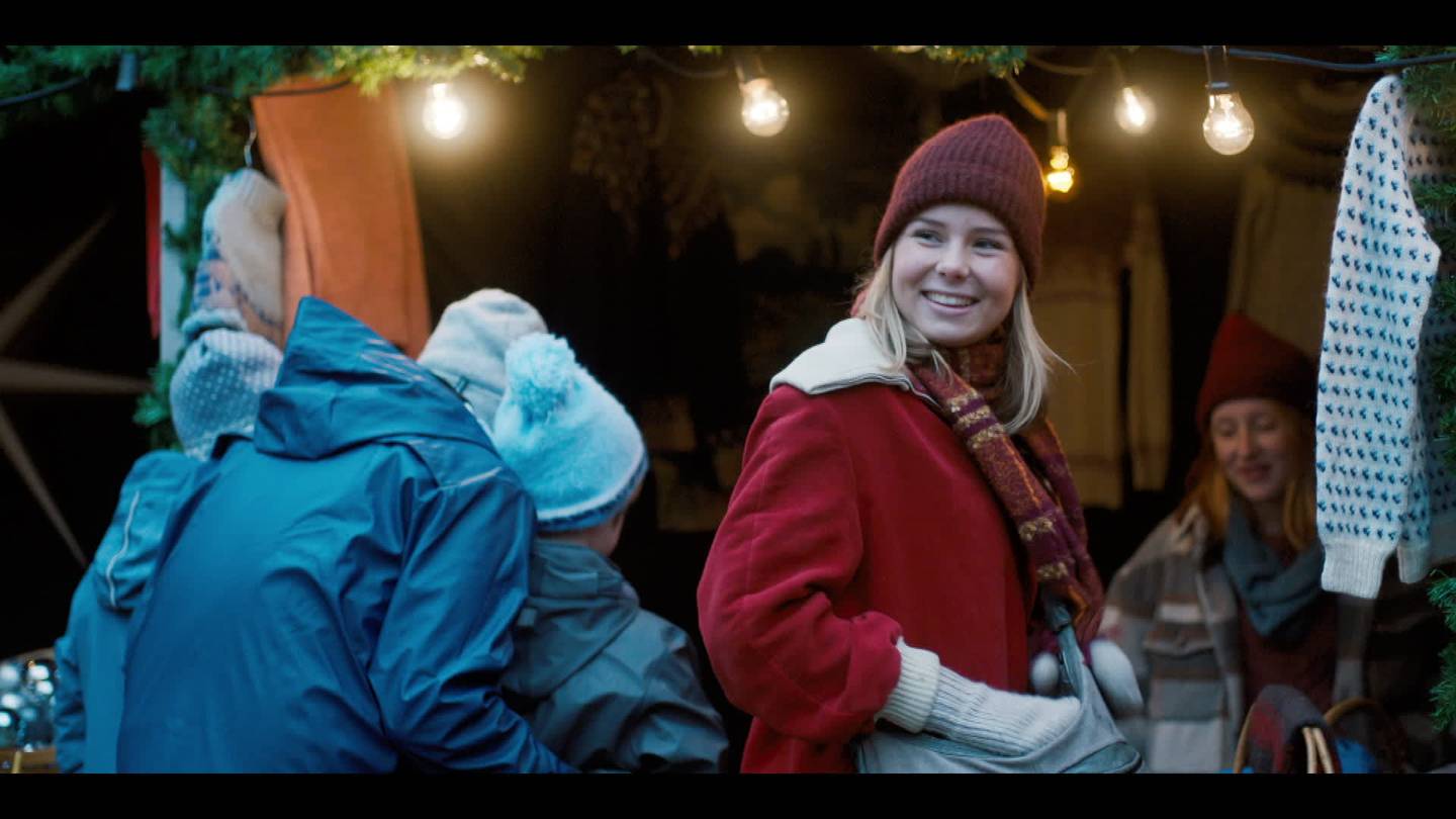Selma (Siri Skjeggedal) i Snøfall er blitt 17 år, og hjelper barn med å skrive julebrev med ønsker til julenissen.