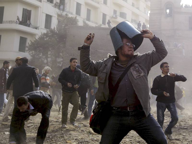 Demonstranter kaster steiner under opprøret mot Mubarak i Kairo for fem år siden. FOTO: NTB SCANPIX