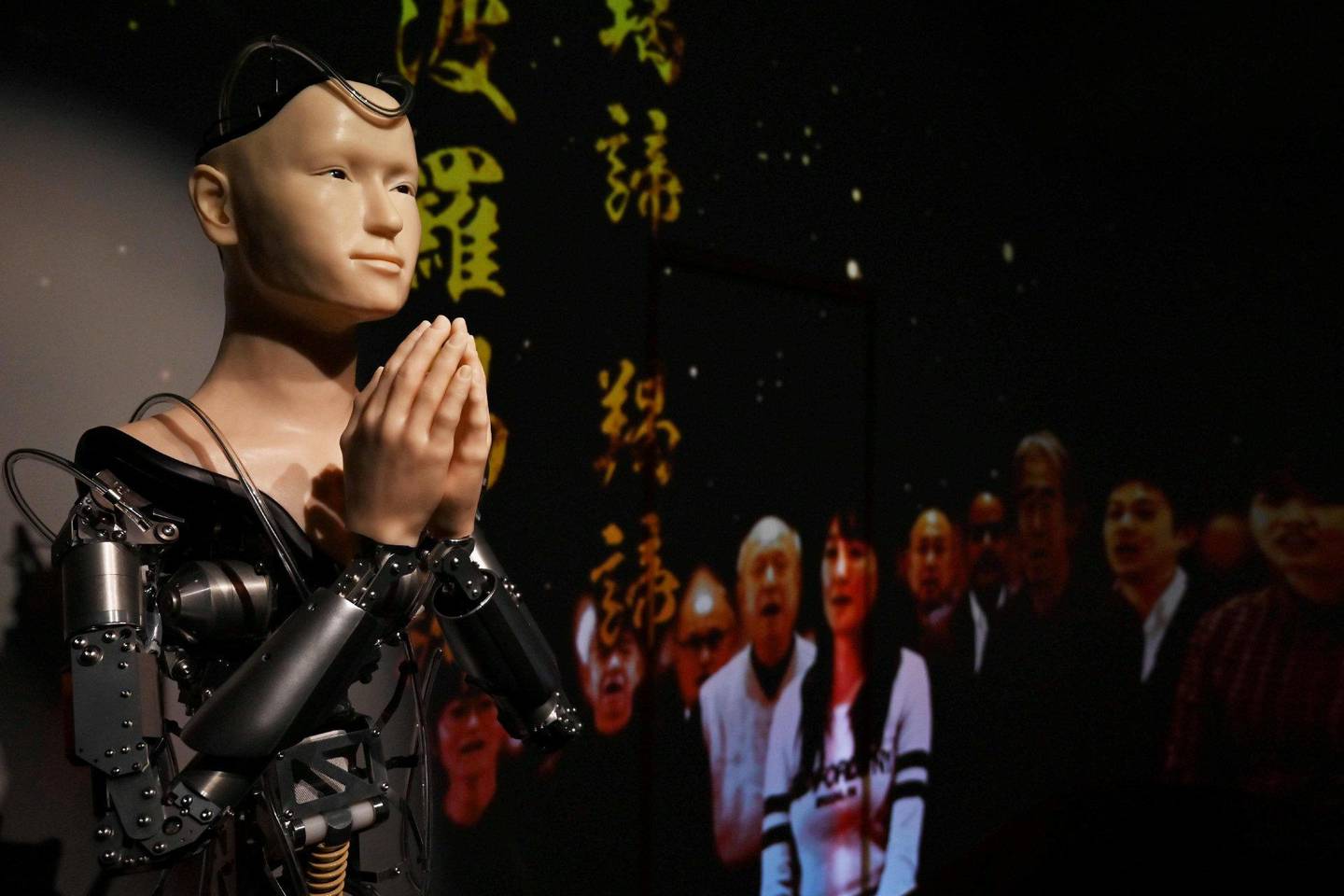Hva gjør vi egentlig når robotene tar oss igjen ikke bare på intelligens, men også på moral og dømmekraft? Denne roboten skal jobbe ved et tempel i Japan.