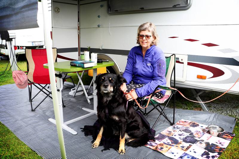 Nina Bisgaard Hjelting og hunden Noka er vant med å reise på norgesferie, og koser seg på Mosvangen Camping.
