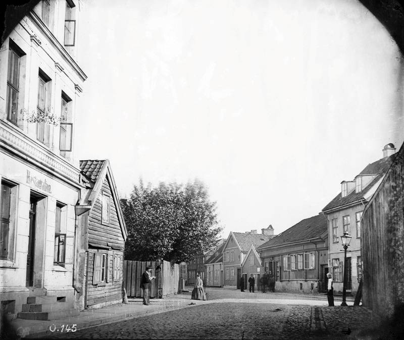 Rødfyllgata på Vaterland fotografert mellom 1863-1883. Rødfyllgata var en av gatene prostituerte var pålagt å bo. Marte Marie Syversen bodde i Rødfyllgata 5 ved folketellinga i 1865 som sypike og «skjøge».