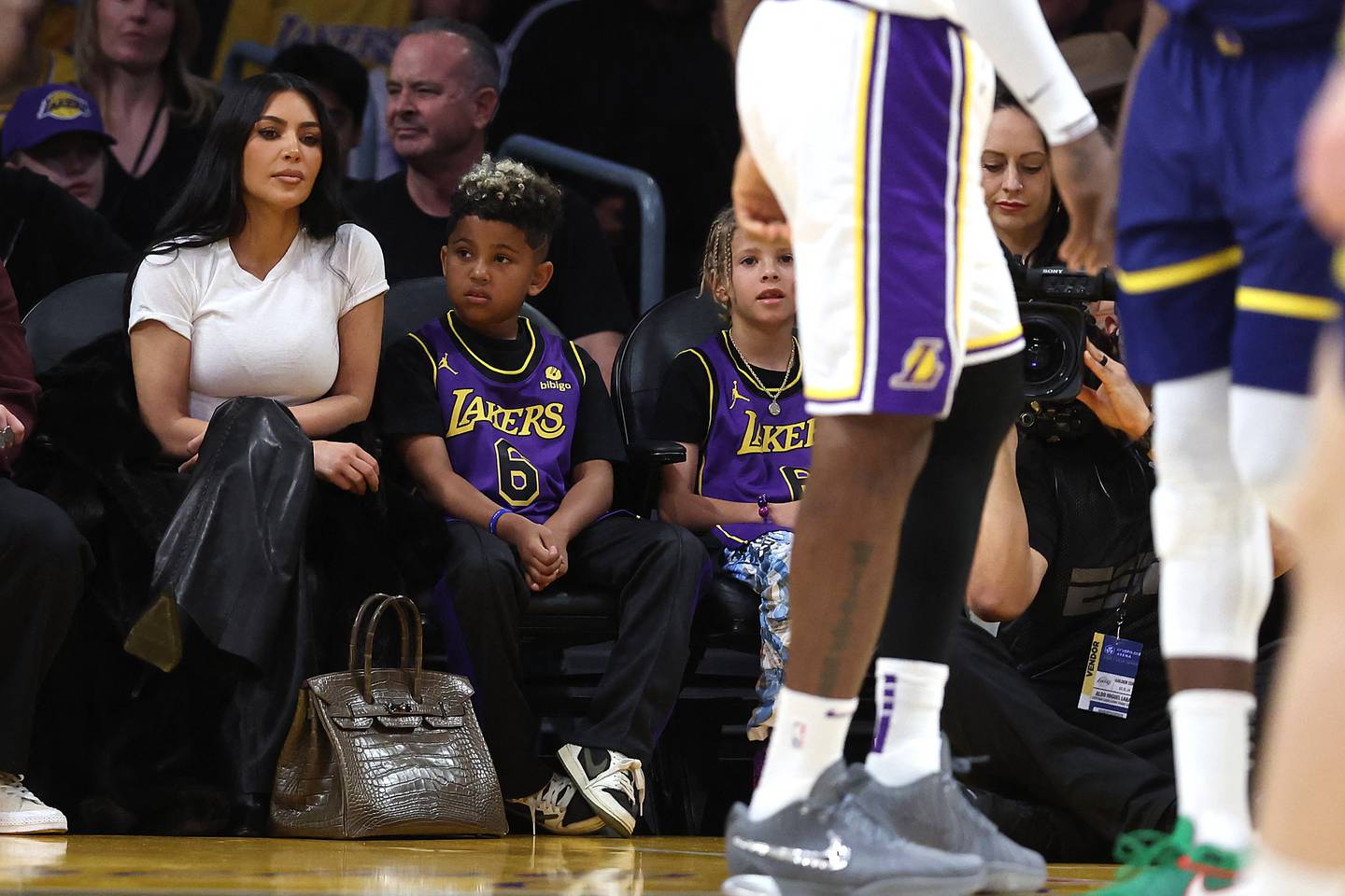 Birkin-veska fikk bli med Kim Kardashian på kampen mellom Los Angeles Lakers og Golden State Warriors 16. mars.