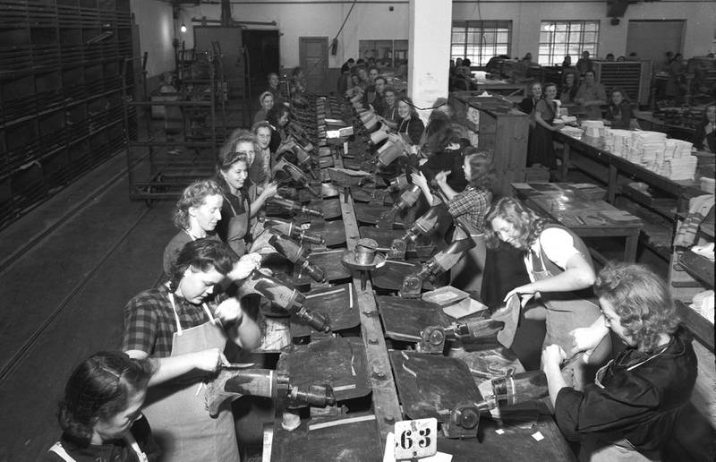 KVINNEFLERTALL: Askim Gummivarefabrikk var dominert av kvinnelige produksjonsarbeidere. Bedriften trakk til seg kvinner fra et stort omland, og det førte til at Askim hadde stort kvinneoverskudd i mange år. Bildet er fra gummistøvelproduksjonen i 1946.