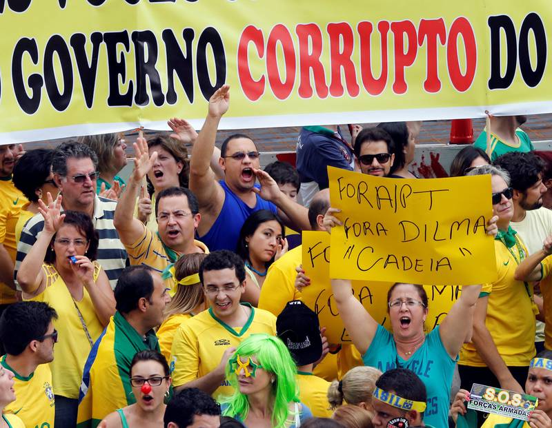 Folk tok til gatene i 80 byer over hele Brasil sist helg for å protestere mot Dilma Rousseff og korrupsjonsskandalen. FOTO: NTB SCANPIX
