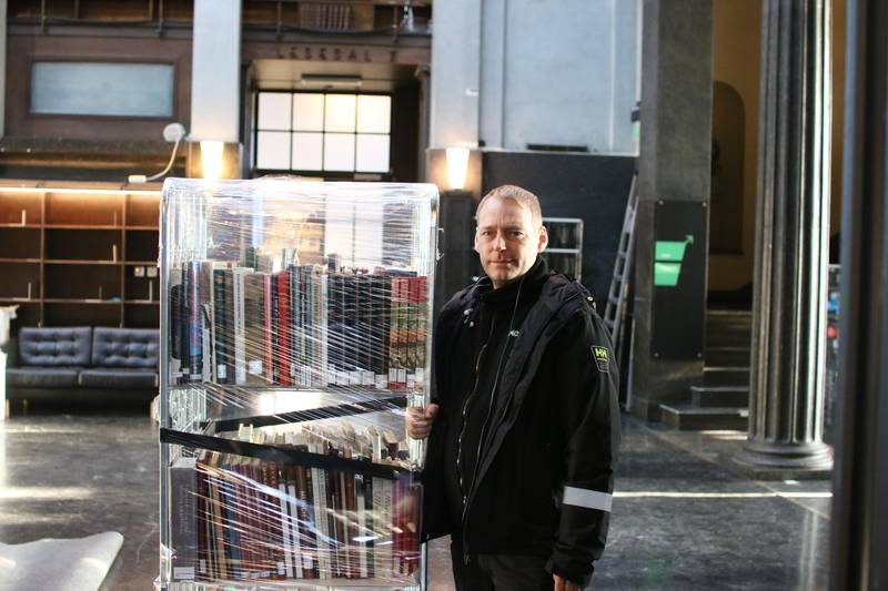 Ronny Nilsen hos flyttebyrået Relocator er vant med å flytte bøker.