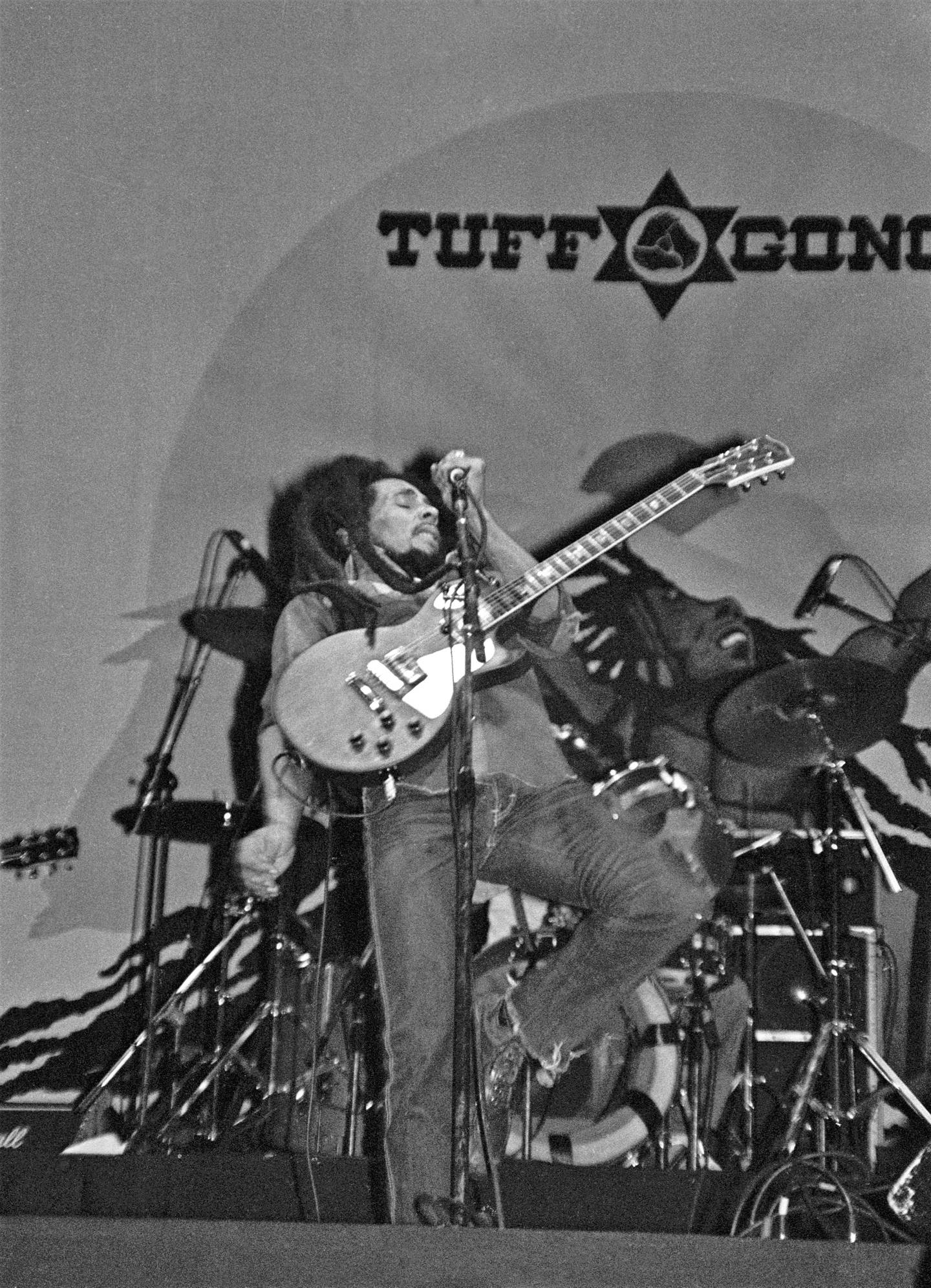 Bob Marley på scenen under konserten i Drammenshallen 16. juni 1980.