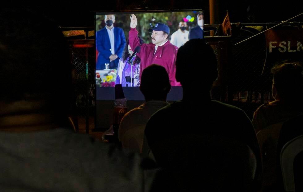 Folk samlet seg rundt en storskjerm i en park i hovedstaden Managua for å se på innsettelsesseremonien mandag kveld. Foto: Andres Nunez / AP / NTB