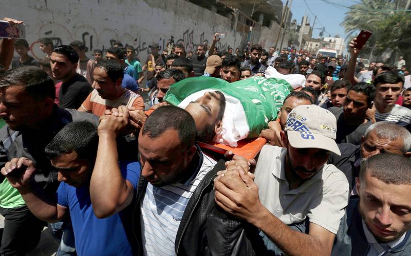 58 begravelser: Palestinerne i Gaza begravde i dag sine døde etter at 58 mennesker ble drept av israelske soldater under demonstrasjonene langs grensen mandag. Det var den blodigste dagen i landet siden krigen i 2014. FOTO: IBRAHEEM ABU MUSTAFA / NTB SCANPIX