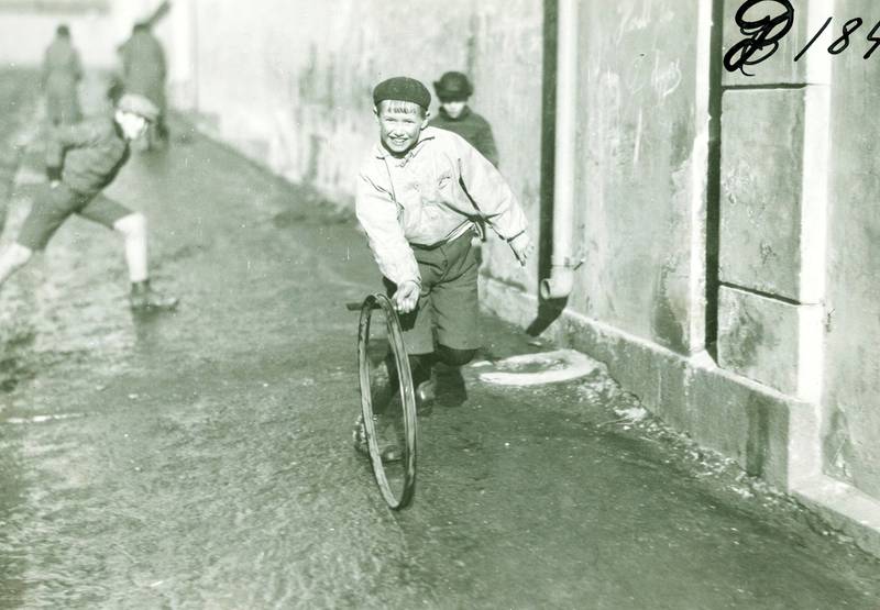 Barn slår på hjul cirka 1930.