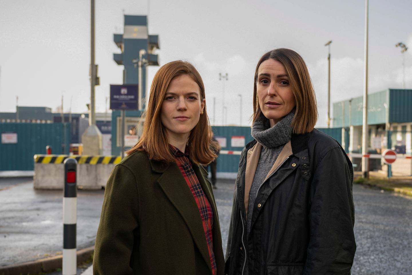 Den skotske etterforskeren Amy Silva (Susanne Jones) og kollega Kirsten Longacre (Rose Leslie, t.v.) i «Vigil» ble en kjempehit for BBC og på NRK. Nå er oppfølgeren til den populære krimserien laget, og kommer på NRK.