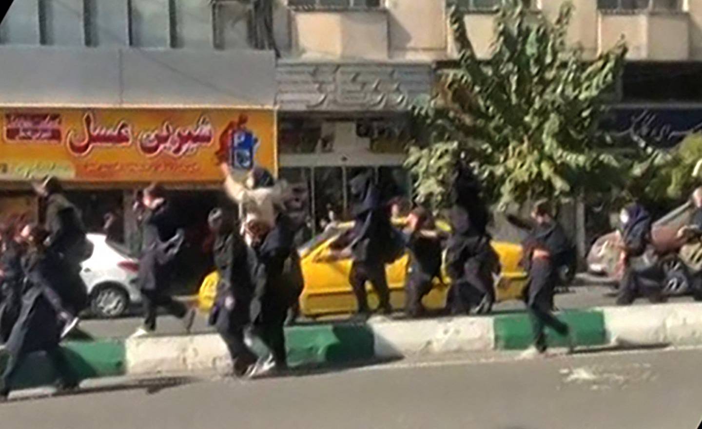 Et skjermdump som angivelig viser iranske studenter, noen av dem uten sjal, som skal ha ropt «død over diktatoren» under en protest i Teheran denne uka.