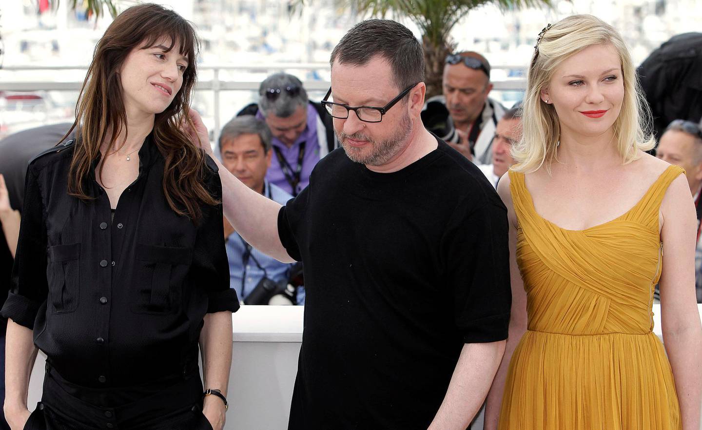 Regissør Lars Von Trier flanker av Charlotte Gainsbourg (til venstre) og skuespiller Kirsten Dunst foran premieren på «Melancholia» i Cannes i 2011. FOTO: AP PHOTO/LIONEL CIRONNEAU/NTB SCANPIX