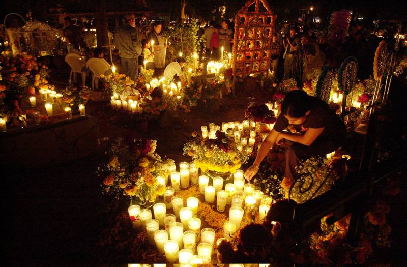 De dødes dag er en stemningsfull, rituell feiring i Mexico, der familiene minnes sine kjære som har gått bort. FOTO: AP/SCANPIX