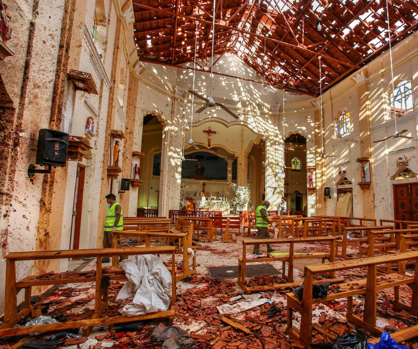 ØDELAGT: En av kirkene der selvmordsbombere angrep. FOTO: CHAMILA KARUANARATHNE/NTB SCANPIX