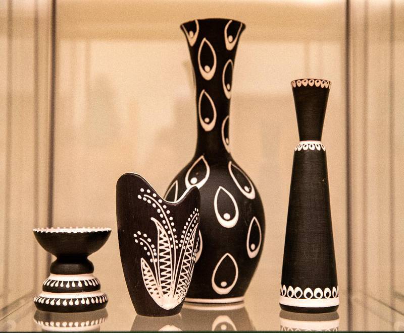 Vaser i ulik form og størrelse med matt, sort underglasur og hvite dekordetaljer som var typisk for Larholm. Kai Hovden