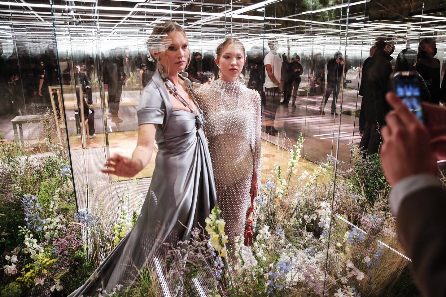 Sammen med datteren Lila Grace Moss for Fendi's SS 2021 haute couture-visning i Paris