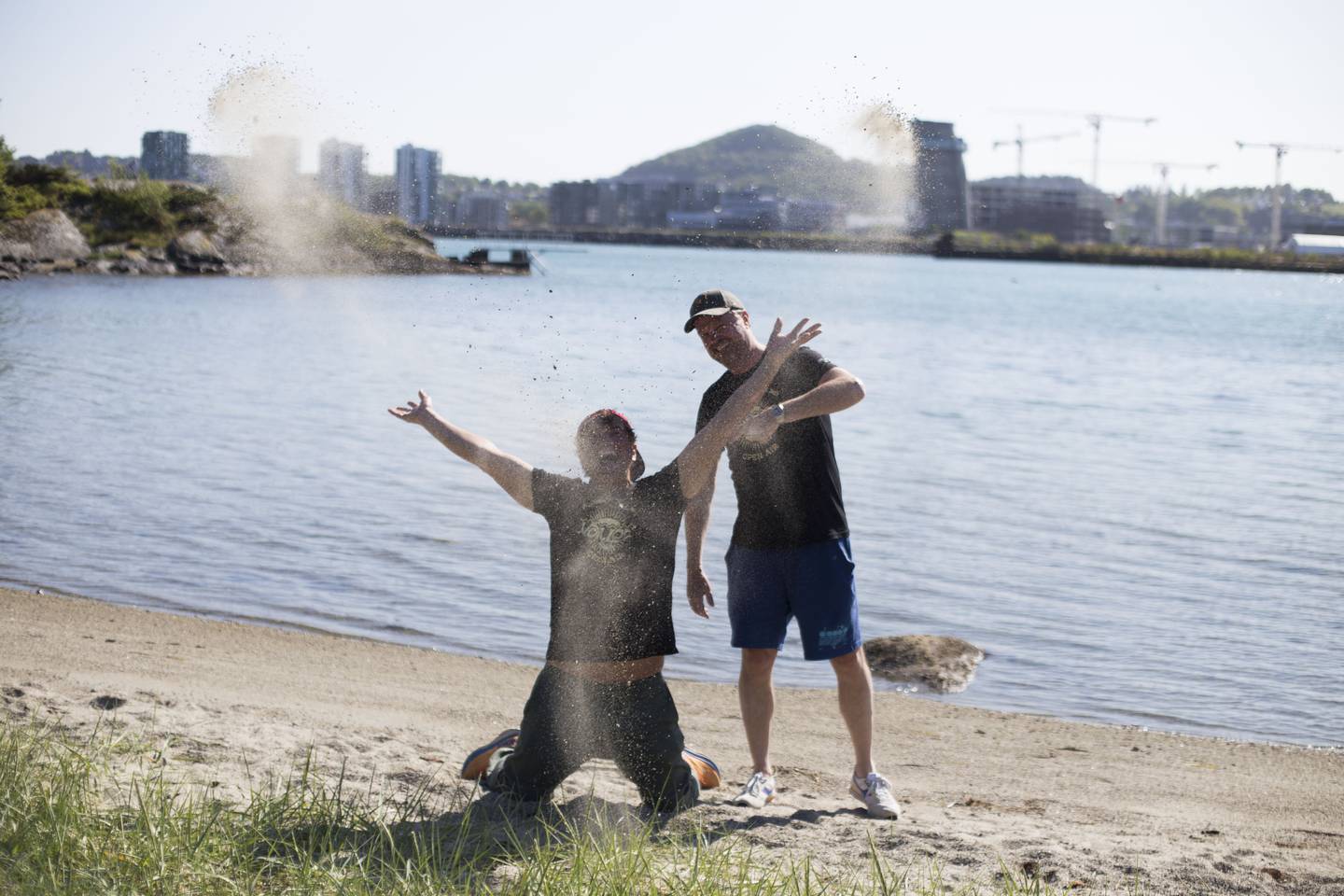 Øyvind Ekeland kaster sand i luften for å vise hvor glad han er, på eget initiativ. Børge Moi Nilsen er også glad, altså.