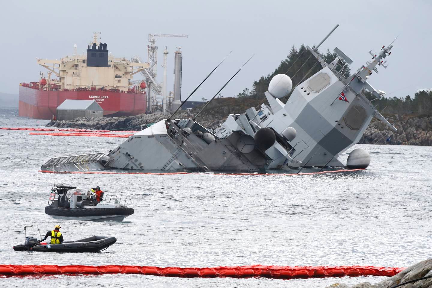 Om lag 350.000 liter med marin diesel og helikopterdrivstoff rant ut i Hjeltefjorden nær Bergen, etter at fregatten Helge Ingstad hadde kollidert med tankskipet Sola TS i 2018.