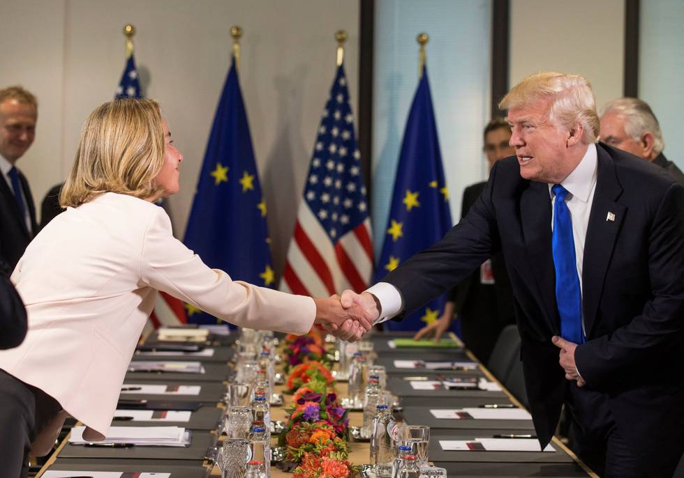 MÅ VELGE: Atomavtalen var en stor seier for EU, som forhandlet med Iran     i 12 år for å få den til. Nå er EU under press fra USAs president Donald Trump, som er motstander av avtalen. Her EUs utenrikssjef Federica Mogherini og Trump under et møte i Brussel i fjor. FOTO: STEPHANIE LECOCQ/NTB SCANPIX