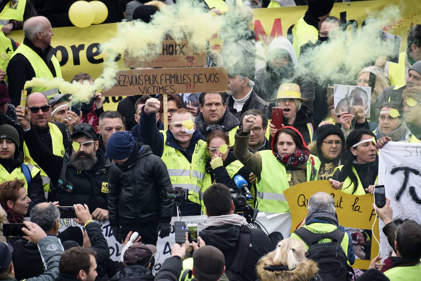 De gule vestene-protestene utviklet seg i voldelig retning. Flere av aktivistene ble alvorlig skadet, og politiets bruk av vold har blitt kritisert i ettertid. Fra Valenciennes i Nord-Frankrike i november 2019.