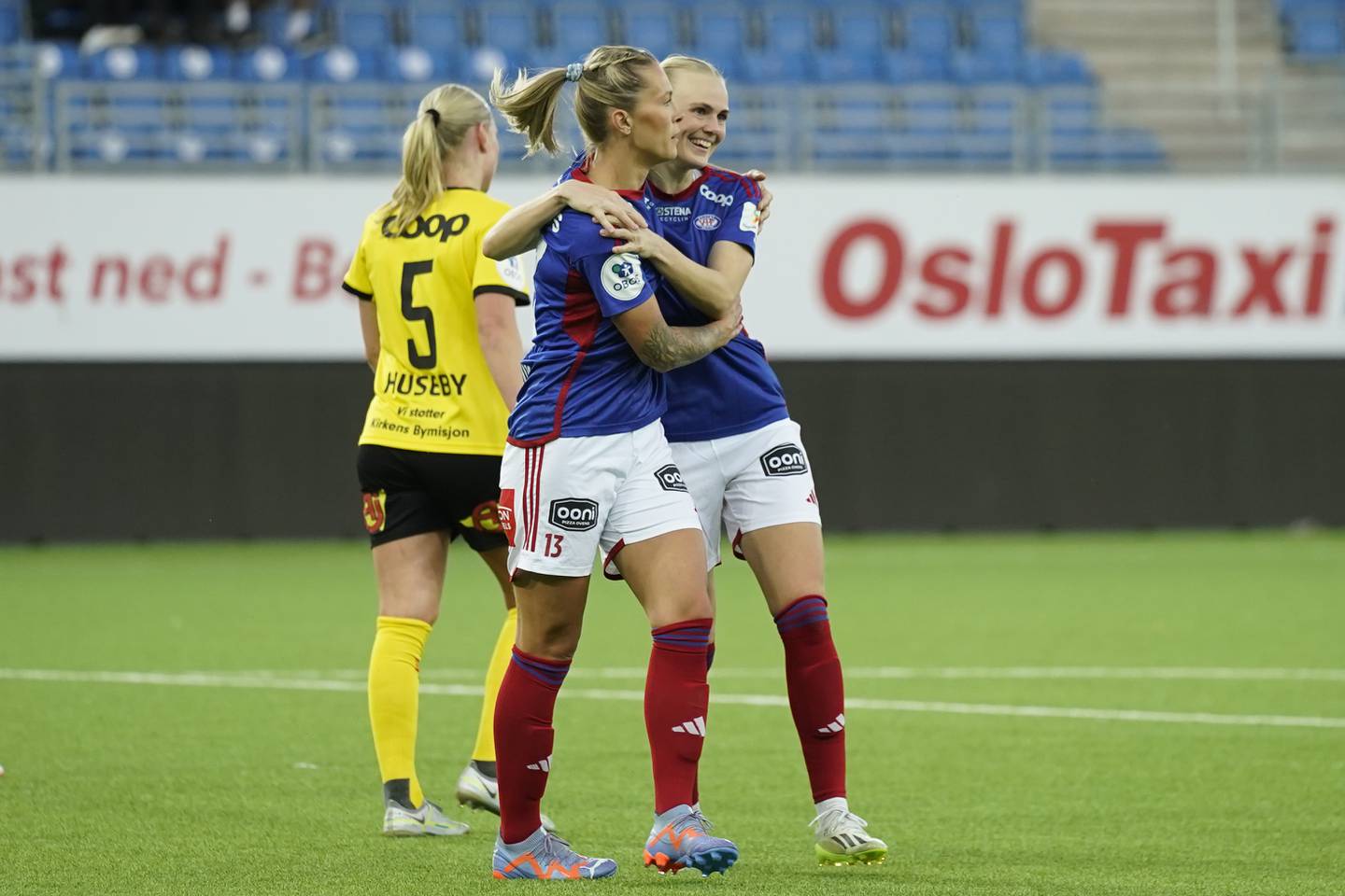 VIFs Mimmi Löfwenius feirer 2-0-scoringen sammen med Karina Sævik under Toppseriekampen i fotball mellom Vålerenga og LSK Kvinner på Utility Arena i Oslo.