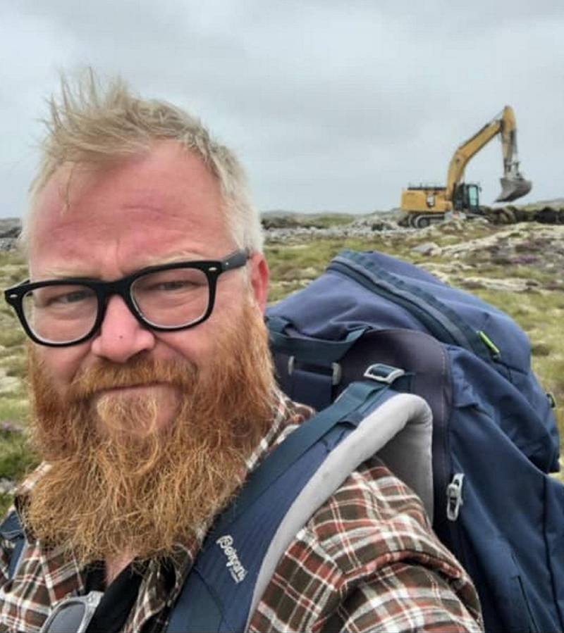 Selfie: Eskil Sandvik poserer foran gravemaskin på Frøya. FOTO: Privat