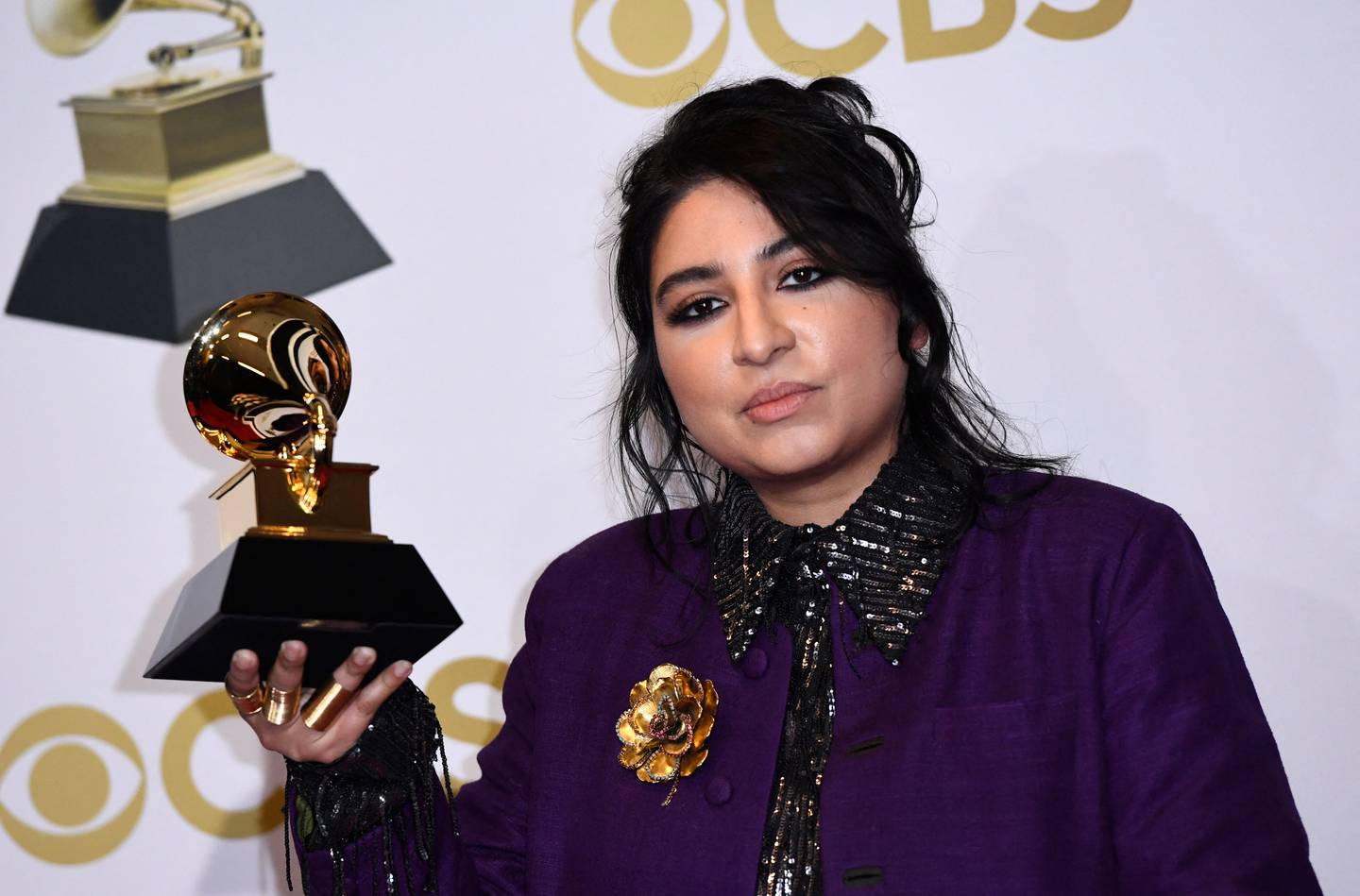 Pakistanske Arooj Aftab med Grammy-prisen for beste globale musikkframføring.  I august er hun på Melafestivalen.