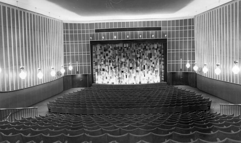 saga kino: Gamle Saga kino i Engene, med lappeteppe foran lerretet og 800 sitteplasser. Foto: Drammen Byarkiv