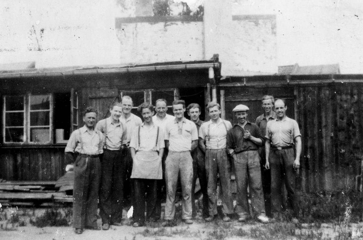 Snekkermester Nils Teng (til venstre) flyttet inn i det gamle pottemakerverkstedet ved siden av Sotakiosken etter krigen. De fleste i arbeidsstaben hadde jobbet på skifabrikken, som hadde holdt til der på 30-tallet.