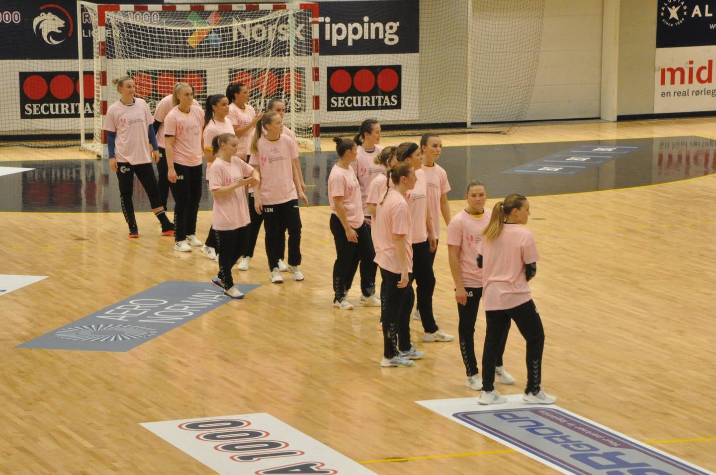 Både spillerne og laglederne hadde på seg rosa gensere for å vise sin støtte til Rosa Sløyfe-aksjonen.