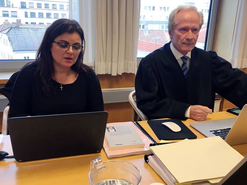Merete Hodne møtte i Gulating lagmannsrett sammen med sin advokat Per Danielsen.
