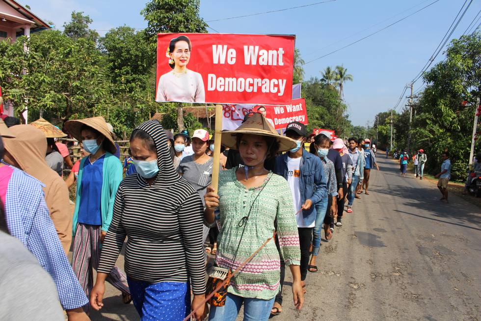 Landsbyboere i Launglon i Myanmar protesterer mot militærkuppet i landet i april. Nyhetsbyrået Reuters har fått bildet fra sosiale medier.